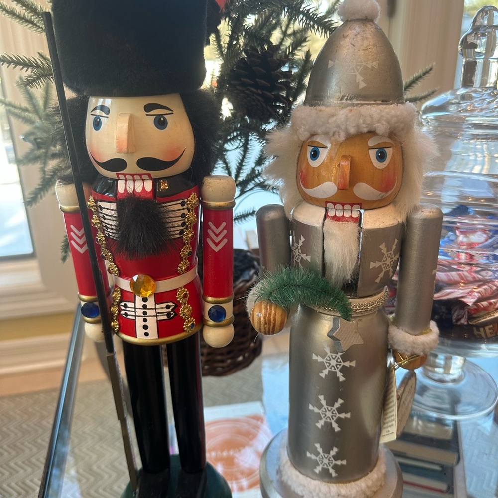 Festive Wooden Nutcracker Set EUC for Holiday / Christmas/ Winter Decor